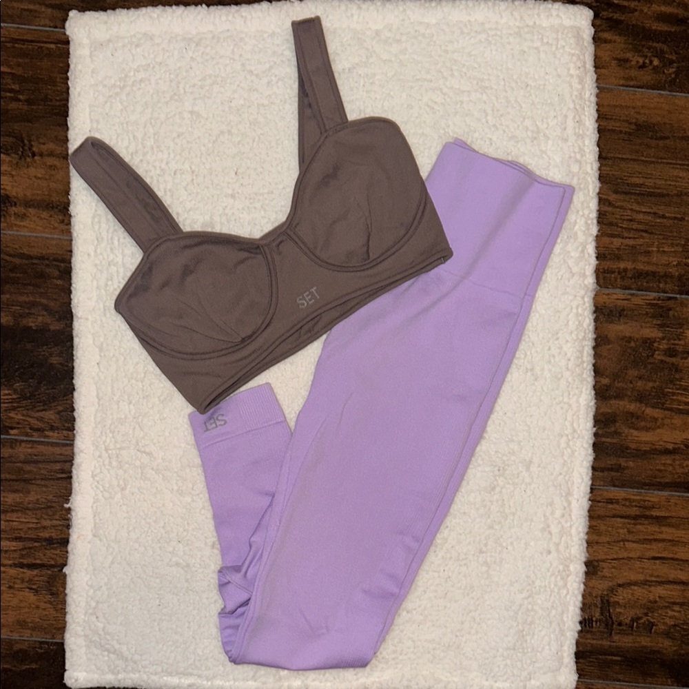 Set Active leggings and sport bra set.